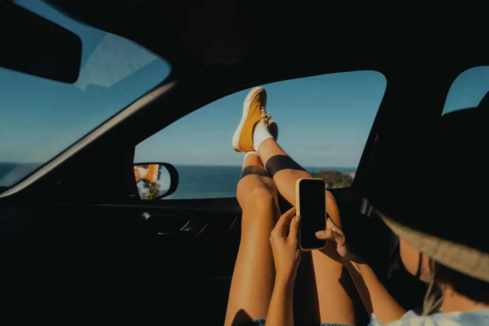 Jóvenes de viaje en coche mirando el mar
