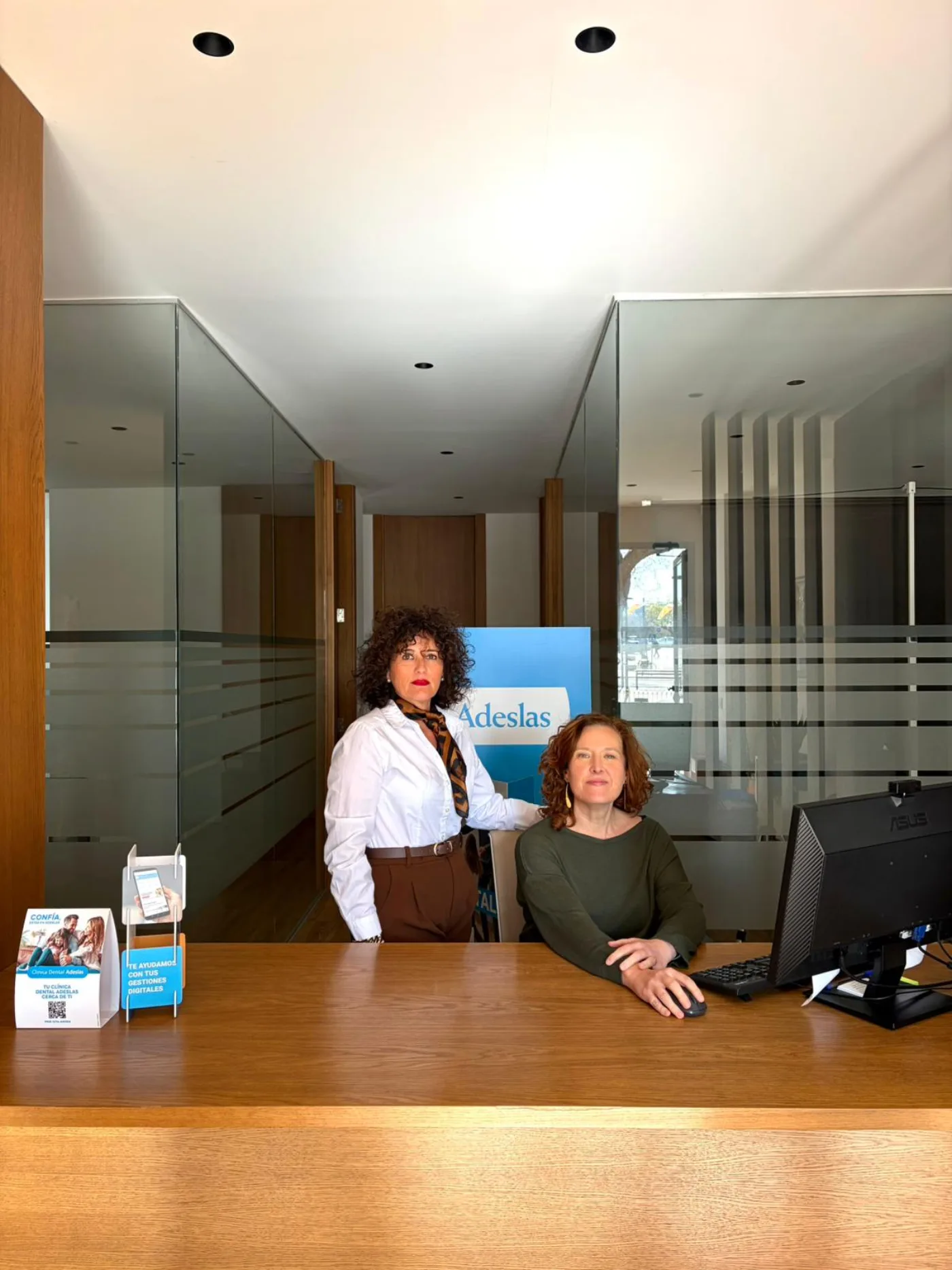 El equipo de Seguros Mónica Correa atendiendo a una clienta
