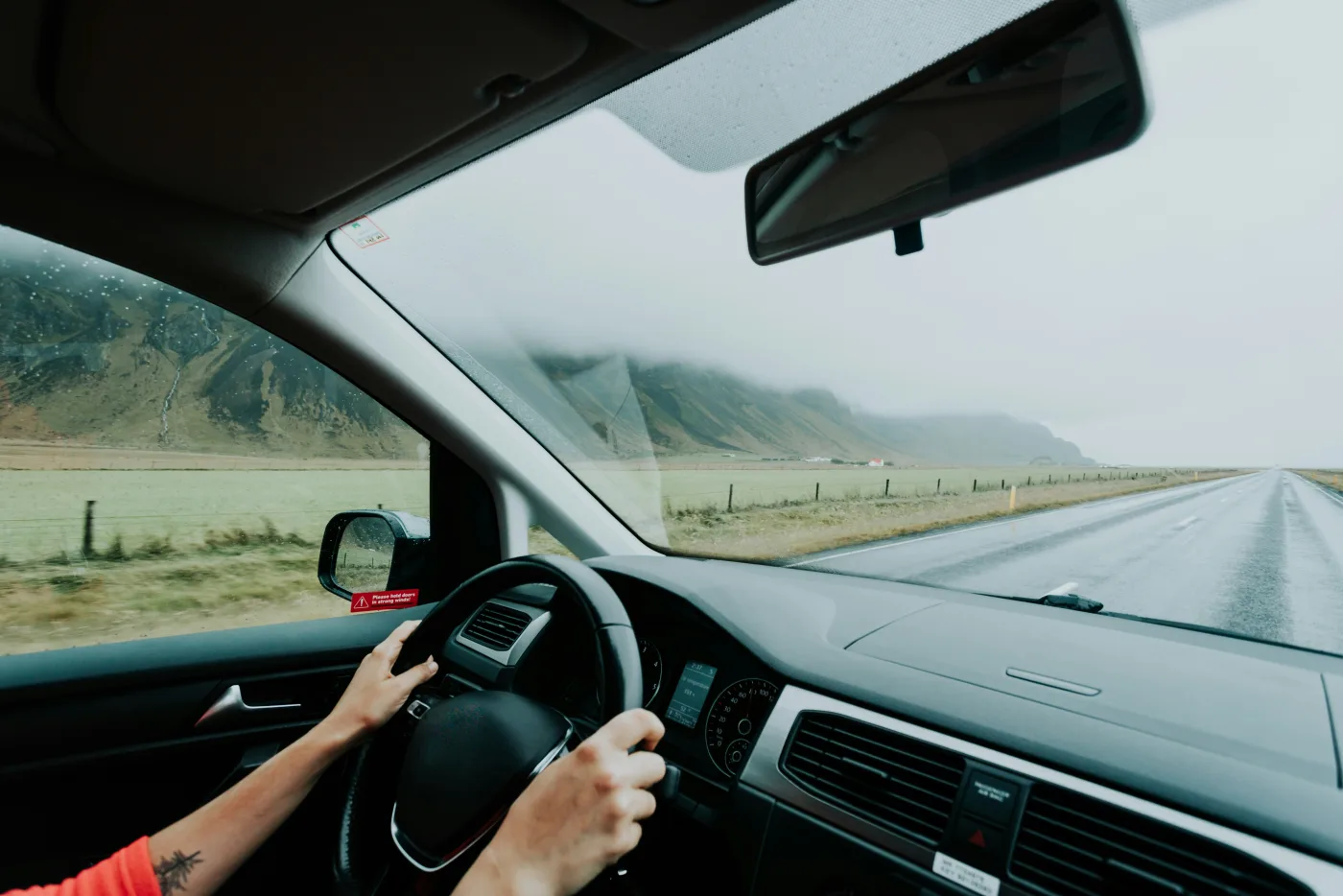 Conductor al volante en una carretera abierta