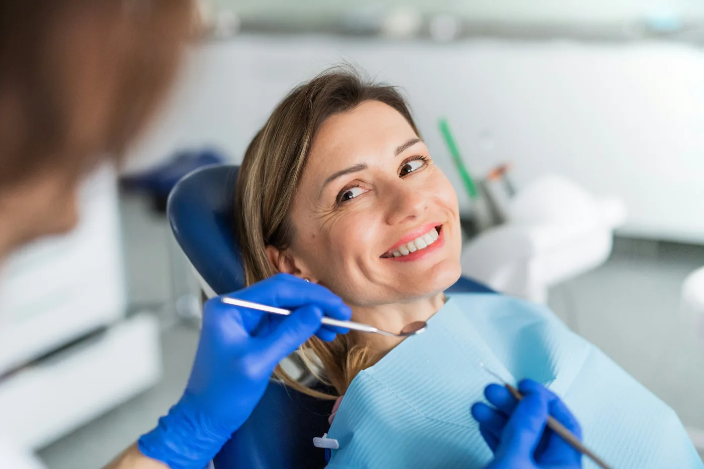 Mujer sonriendo tranquila en la consulta del dentista